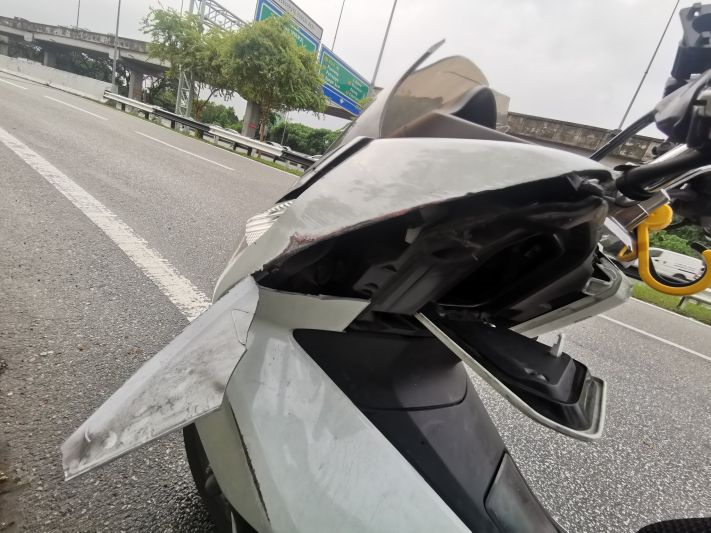 Pemandu tak bagi signal, penunggang motosikal kongsi dua ...