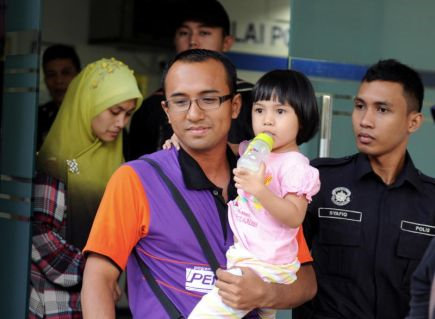 Wan Exzam membawa keluar anaknya Wan Aisyah Wan Exzam, 3, dari Balai Polis Sungai Nibong sambil diiringi oleh bekas isterinya Arbaiyah Md Zin di George Town, pada Isnin. Kanak-kanak berkenaan dilarikan oleh teman lelaki ibunya, Shahrizal Yusof pada 30 Julai lepas di Rawang, Selangor. Wan Aisyah diserahkan oleh ibu Shahrizal di Balai Polis Sungai Nibong pada pukul 11.30 pagi Isnin. -FotoBERNAMA