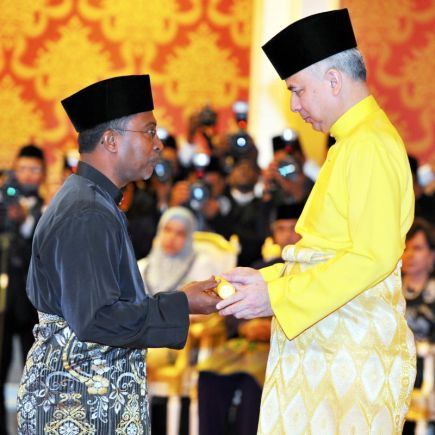 Pemangku Raja Perak Raja Dr Nazrin Shah menyampaikan watikah perlantikan jawatan Menteri Besar Perak kepada Datuk Seri Dr Zambry Abd Kadir pada Istiadat Mengangkat Sumpah Jawatan Menteri Besar di Istana Iskandariah di Kuala Kangsa pada Selasa.
-Foto BERNAMA