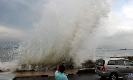 TINGGI...Keadaan ombak setinggi 5 meter melanda persisiran pantai Padang Kota Lama di George Town, Pulau Pinang pada Rabu.-  Foto BERNAMA
