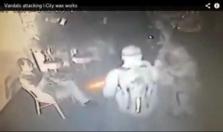 Rakaman CCTV menunjukkan tiga individu memasuki ruang pameran sebelum membakar patung lilin di i-City Shah Alam.