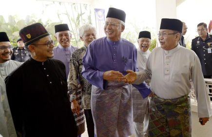 Perdana Menteri, Datuk Seri Najib Tun Razak di sambut oleh wakil-wakil Badan Bukan Kerajaan (NGO) setibanya pada majis sambutan Hari Raya Aidil Fitri bersama NGO Melayu di Seri Perdana Putrajaya pada Jumaat -Foto BERNAMA 