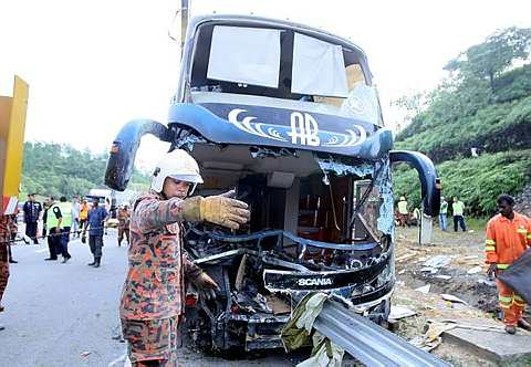 BEGINILAH keadaan bas ekspres dua tingkat milik AB Ekspres yang terbabit dalam kemalangan di Kilometer 443 Lebuhraya Utara Selatan dekat Rawang awal pagi Isnin lalu. Kejadian yang berlaku pukul 5.30 pagi itu mengakibatkan enam orang terbunuh termasuk pemandu bas tersebut manakala dua lagi cedera parah setelah bas yang membawa 34 penumpang dari Changlun, Kedah itu gagal dikawal. Kesemua mayat dan penumpang yang tercedera dihantar ke Hospital Sungai Buloh. -- fotoBERNAMA 