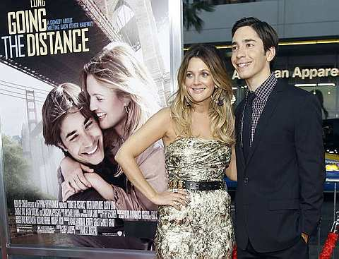 Aktres Drew Barrymore di samping aktor Justin Long (kanan) ketika menghadiri tayangan perdana filem Going The Distance di Hollywood, California, minggu lalu. - Foto REUTERS