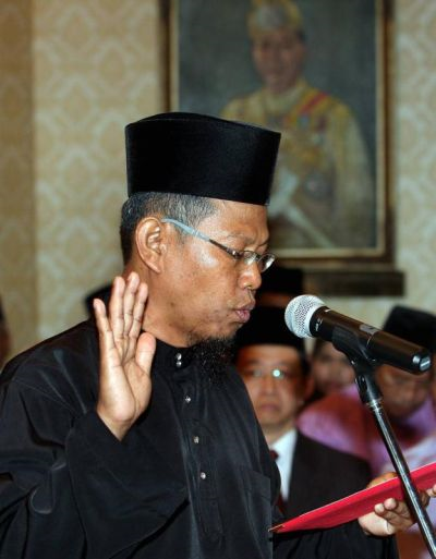 Dr Ahmad Yunus mengangkat sumpah sebagai Exco Kerajaan Negeri Selangor yang baru. 