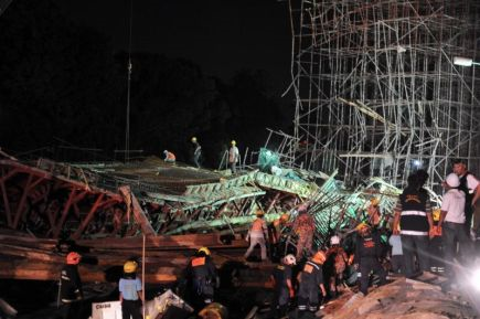 Anggota keselamatan sedang memeriksa keadaan runtuhan penyambung susur keluar Jambatan Kedua Pulau Pinang yang sedang dalam pembinaan. - fotoBERNAMA