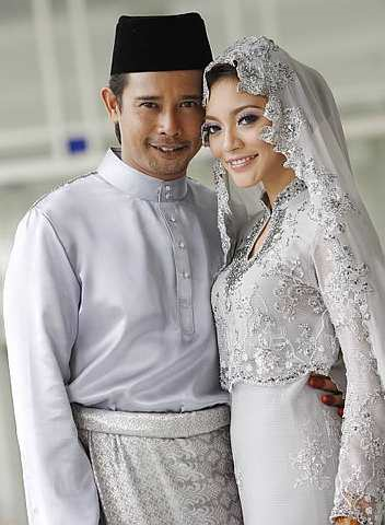 DENGAN SEKALI LAFAZ..Zamarul dan Diana sah menjadi pasangan suami isteri.Foto THE STAR Oleh: NORAFIFI EHSAN