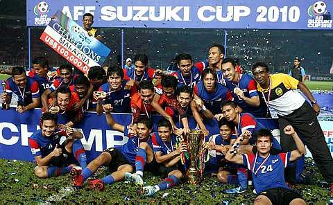  Pasukan Malaysia meraikan kejayaan gemilang merangkul Piala Suzuki AFF buat kali pertama selepas menewaskan Indonesia secara agregat 4-2 di Stadium Gelora Bung Karno, Jakarta di sini, Rabu. Foto AP.