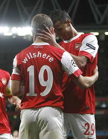 Wilshere (kiri) meraikan jaringannya dengan Chamakh. 