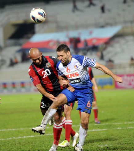 Ketua pasukan Angkatan Tentera Malaysia (ATM) Hairuddin Omar (belakang) mananduk bola sambil cuba dihalang oleh pemain Selangor PKNS Roman Chmelo dalam perlawanan bolasepak Liga Super ATM menentang Selangor PKNS di Stadium Tuanku Abdul Rahman, Paroi di Seremban malam Jumaat. ATM mendahului 1-0 hasil jaringan Hairuddin Omar. -Foto BERNAMA