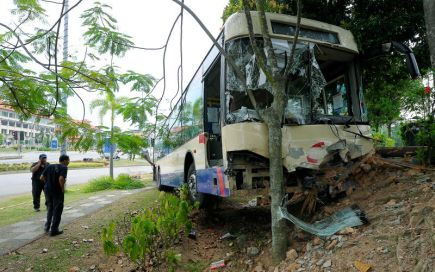 KEMALANGAN BAS...Keadaan bas RapidKL yang dipandu Ismail Ahmad, 54, terbabas di simpang empat Persiaran APEC, di Cyberjaya selepas merempuh sebuah kenderaan pacuan empat roda yang dipandu Foo Hong Kam, 55, yang memecut laju di persimpangan lampu isyarat di sini, Rabu. Hong Kam maut ditempat kejadian ekoran kecederaan parah di kepala manakala Ismail pula disahkan meninggal dunia di Wad Kecemasan Hospital Putrajaya akibat cedera parah di kedua-dua belah kaki. -Foto BERNAMA