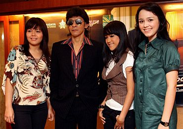 Jamal bersama pemenang-pemenang Bintang RTM 2009 yang akan menjadi artis undangan pada konsertnya (dari kiri) Fatin, Jamal, Ernie dan Jo-Anna