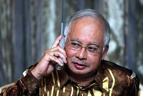 HUBUNGAN... Datuk Seri Mohd Najib Tun Abdul Razak sewaktu bercakap melalui telefon dengan Presiden Amerika Syarikat Barrack Obama di kediamannya di Jalan Duta, Kuala Lumpur pada 26 Jun lalu. Perbualan selama 20 minit itu membincangkan pelbagai persoalan yang melibatkan kepentingan bersama Malaysia dan Amerika Syarikat. --fotoBERNAMA