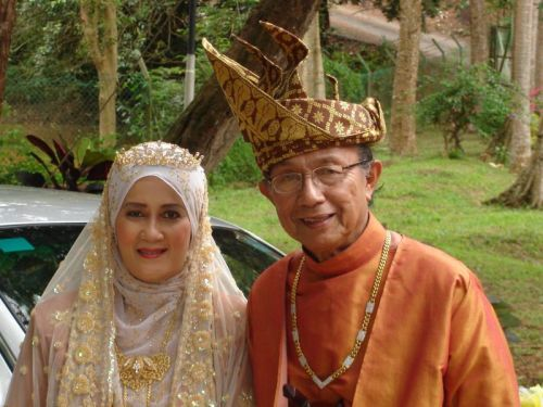 Aziz dan isterinya Hashimah pada majlis persandingan mereka bersempena pakej kahwin-kahwin Melaka pada 2007.