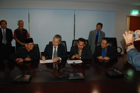 METERAI... Majlis menandatangani MoU, dari kiri, Haji Mokhtaruddin, Datuk Dr Rosti Saruwono (naib canselor UNISEL), Haji Thamrin dan  disaksikan oleh Dr Mohd Zaidi di Kampus Unisel Bestari Jaya, Kuala Selangor, baru-baru ini.