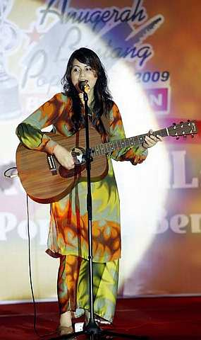 Ana Raffali sedang mendendangkan lagu Hujan Bunga Di Kuala Lumpur. =Foto THE STAR Oleh NORAFIFI EHSAN 