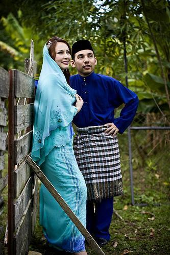 Catriona dan Shaharuddin di majlis pertunangannya. -foto SHUTTERSPEAK STUDIO