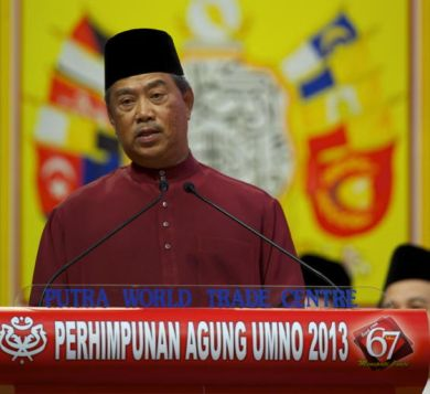 Muhyiddin menyampaikan ucapan pada majlis perasmian serentak Persidangan Pergerakan Wanita, Pemuda dan Puteri Umno 2013 di Pusat Dagangan Dunia Putra (PWTC), Kuala Lumpur, malam Selasa.- fotoBERNAMA 