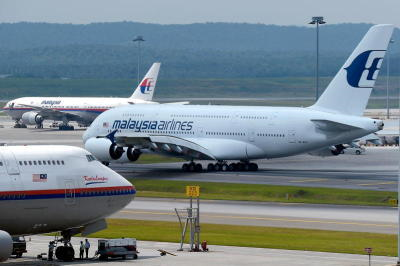 Logo MAS pada pesawat Airbus A380 ditukar kepada warna biru bagi memperingati pelancaran pesawat super jumbo milik MAS yang mula beroperasi 1 Julai lepas. 