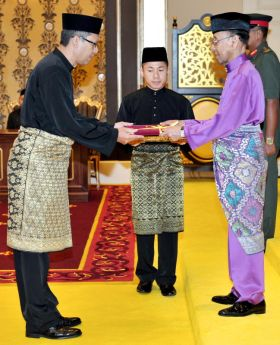 Yang di-Pertuan Agong, Tuanku Abdul Halim Mu'adzam Shah berkenan menyampaikan Watikah Pelantikan Bakal Pesuruhjaya Tinggi Malaysia ke Australia, Zainal Abidin pada Istiadat Pengurniaan Watikah Pelantikan Duta Besar dan Pesuruhjaya Tinggi Malaysia di Luar Negara di Istana Negara, Kuala Lumpur pada Rabu.