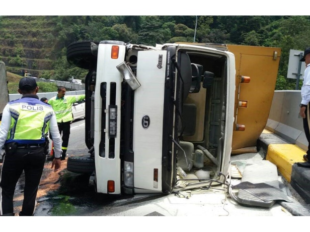 Lori Terbalik Punca Lebuhraya Kuala Lumpur-Karak Sesak 15KM - Semasa ...