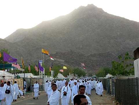 JEMAAH Malaysia seramai 26,000 orang selamat mengerjakan wukuf di Arafah hari ini. Kesemua jemaah haji Malaysia dilaporkan selamat tiba di arafah pada waktunya iaitu sebelum masuk waktu Zohor di mana ibadah Wukuf dikerjakan bermula dari gelincir matahari (Zohor) pada hari ini 9 Zulhijjah sehinggalah terbit fajar (Subuh) 10 Zulhijjah. Malam ini para jemaah akan mula bergerak ke Muzdalifah di mana mereka akan bermabit iaitu lalu dan singgah dan selepas tengah malam mereka akan terus ke Mina untuk bermalam dan melakukan ibadah melontar di Jamrah. - fotoBERNAMA