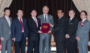 Najib (tengah) menyaksikan Mohamed Khaled (tiga, kanan) menyerahkan surat jemputan penubuhan kampus cawangan universiti luar negara di Malaysia kepada Presiden Universiti Xiamen, China, Prof Zhu Chongshi (tiga, kiri) di Sepang, Isnin. Turut sama Timbalan Menteri Pengajian Tinggi, Datuk Dr Hou Kok Chung (dua, kanan) dan Ketua Pengarah Jabatan Pengajian Tinggi, Prof Datuk Dr Rujhan Mustafa (kanan). Foto BERNAMA