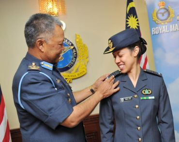 Rodzali Daud memakaikan pangkat Mejar Kehormat kepada Nicol (kanan) pada majlis pentauliahan pangkat tersebut di Markas Tentera Udara, Kementerian Pertahanan di sini, Rabu.