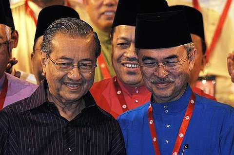 BINCANG...Presiden Umno yang baru, Datuk Seri Mohd Najib Tun Razak mahu berbincang dengan Datuk Seri Abdullah Ahmad Badawi dan Tun Dr Mahathir Mohamad.