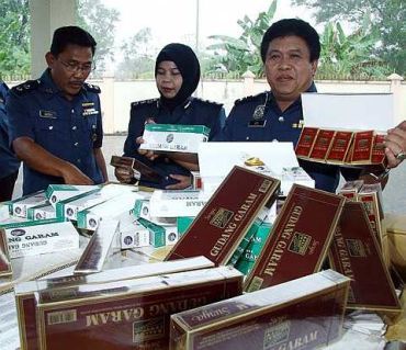 Azis menunjukkan rokok kretek yang berjaya dirampas pada 30 November lepas ketika mengadakan sidang akhbar di Pejabat KDRM di sini, hari ini. Sebanyak 92,000 paket rokok kretek yang bernilai RM293,760 dengan nilai cukai sebanyak RM919,203.60 berjaya dirampas di Kilometer 55, Jalan Pantai Kuala Terengganu-Kota Bharu berdekatan Setiu. --fotoBERNAMA 
