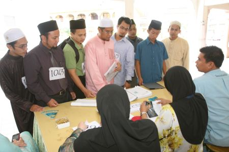 Para peserta uji bakat Imam Muda musim kedua di Kota Baru datang mendaftar seawal pukul 8 pagi. - Foto Astro