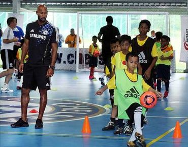 Anelka memantau aksi kanak-kanak yang menyertai klinik bola sepak bersama Kelab Bola Sepak di Chelsea Blue Pitch, Damansara Damai, Rabu.Foto: S.S.KANESAN/THE STAR) 
