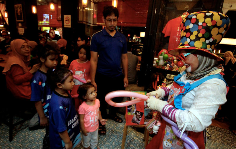 Mama Pinky badut pencinta kucing jalanan - I-suke  mStar