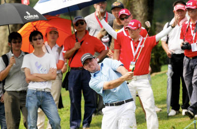 PENDAHULU… Pemain golf Jelajah PGA, Roberts Garrigus sedang melakukan pukulan di lubang 18 di Kejohanan CIMB Classic 2012 yang di adakan di The Mines Resort & Golf Club, Seri Kembangan.  Dia mencatatkan 128 pukulan 14 di bawah par untuk mendahului di hari kedua kejohanan itu.  Kejohanan CIMB Classic 2012 itu menawarkan hadiah keseluruhan yang bernilai US$6.1 juta (RM18.7 juta) dengan juara memperolehi hadiah wang tunai US$1.3 juta (RM3.9 juta) yang bermula dari 25 hingga 28 Oktober ini.   -fotoBERNAMA