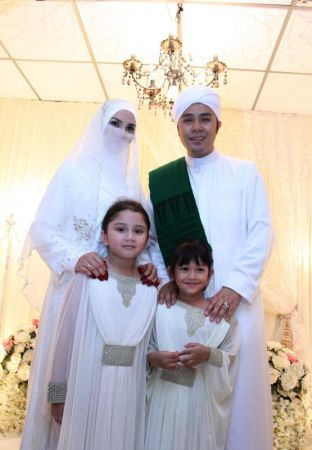 Adam dan Fiza berharap perkahwinan mereka akan berkekalan sehingga akhir hayat. Foto Ihsan UTUSAN MALAYSIA. 