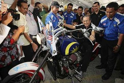 Dr. Mahathir Mohamad mencuba motosikal Pari-Pari (Stingray) berkuasa 1,500cc hasil reka cipta dan inovasi penyelidikan dan pembangunan (R&D) Proton selepas merasmikan Hari Keluarga Proton di Kilang Proton di Shah Alam hari ini. - foto BERNAMA
 
 