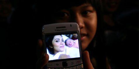 Aurel menatap wajah ibu dan adiknya menerusi telefon bimbit.