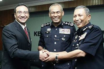  Menteri Dalam Negeri Datuk Seri Hishammuddin Tun Hussein bersalaman dengan Timbalan Ketua Polis Negara Tan Sri Ismail Omar (kanan) sambil diperhatikan oleh Ketua Polis Negara Tan Sri Musa Hassan (tengah) selepas sidang akhbar di Kementerian Dalam Negeri di sini pada Rabu. Timbalan Ketua Polis Negara Tan Sri Ismail Omar dicadangkan dilantik menjadi Ketua Polis Negara yang baru bagi menggantikan Tan Sri Musa Hassan yang akan menamatkan perkhidmatannya pada 12 September ini.-Foto BERNAMA.