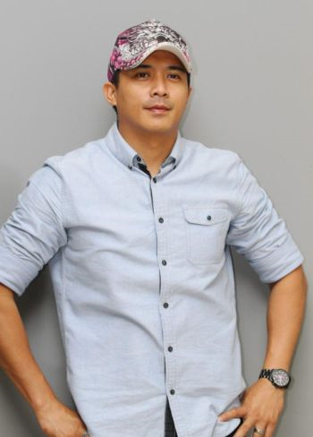 Aaron Aziz selesa mengacara program berbentuk rakaman berbanding secara langsung.