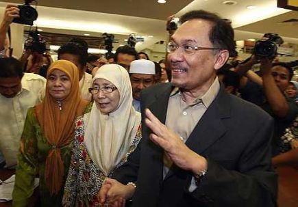 Datuk Seri Anwar Ibrahim bersama isterinya, Datuk Seri Dr Wan Azizah Wan Ismail ketika hadir di Mahkamah Tinggi Jalan Duta hari ini. --foto TheStar