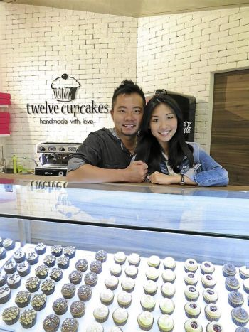 Pasangan selebriti Singapura, Teo (kanan) dan Ong berharap dapat mengembangkan lagi perniagaan Twelve Cupcakes di seluruh Asia. 