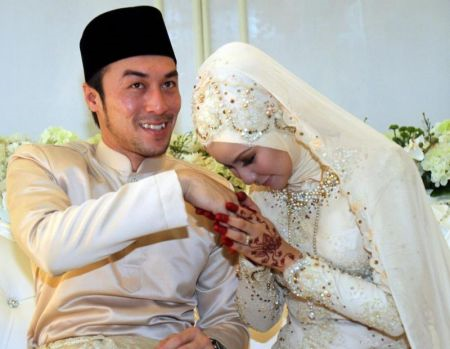 Apek dan leuniey kini sah menjadi suami isteri. Foto SAZUKI EMBONG