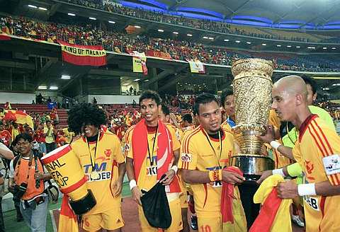 BEBERAPA pemain pasukan Selangor bersama piala yang dimenangi setelah menjuarai perlawanan Akhir Piala FA di Stadium Nasional, Bukit Jalil malam tadi. Selangor berjaya menewaskan Kelantan dengan 4-1 hasil sepakan penalti pada perlawanan itu. --fotoBERNAMA 