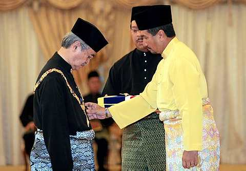 GELARAN 'TUN'..Bekas Perdana Menteri, Tun Abdullah Ahmad Badawi dianugerahkan gelaran Tun oleh Seri Paduka Baginda Yang di-Pertuan Agong, Tuanku Mizan Zainal Abidin. Foto BERNAMA.