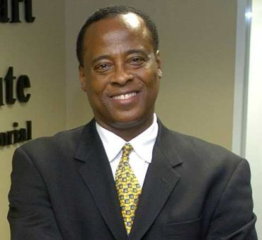 Dr. Conrad C. Murray di ketika membuka Acres Homes Cardiovascular Center di bangunan Tidwell Professional, Houston. foto-AP

as he opens the Acres Homes Cardiovascular Center at the Tidwell Professional Building, in Houston