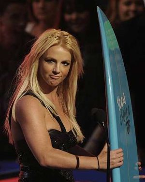 Britney Spears memastikan bibirnya kelihatan cantik dengan menggunakan kertas timah aluminium. - foto AP