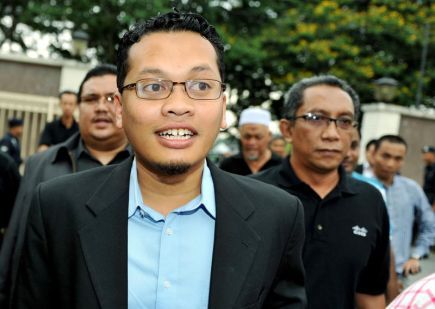 Pengarah Komunikasi PKR, Nik Nazmi Nik Ahmad hadir ke Mahkamah Sesyen di Petaling Jaya pada Jumaat atas dakwaan berhubung Perhimpunan Program Penerangan Negeri Selangor pada 8 Mei lepas. -FOTO BERNAMA