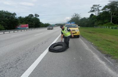 Anggota PLUS Ronda mengalihkan cebisan tayar pecah di lebuh raya yang diuruskan syarikat konsesi itu.