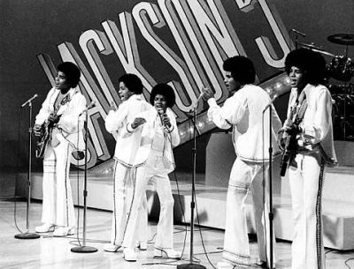 The Jackson 5, dari kiri: Tito, Marlon, Michael, Jackie dan Jermaine ketika membuat persembahan dalam program 