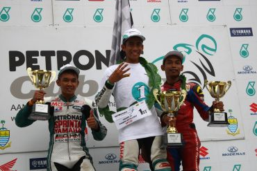 Hafizh Syahrin Abdullah (tengah)meraih kejuaraan berganda apabila memenangi perlumbaan terakhir siri Kejuaraan Cub Prix AAM Malaysia Petronas 2010 di Padang Kota Lama, di sini, Ahad.